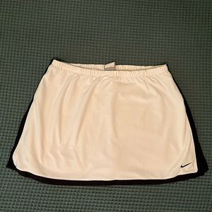 Women’s Medium White Nike Tennis Skort